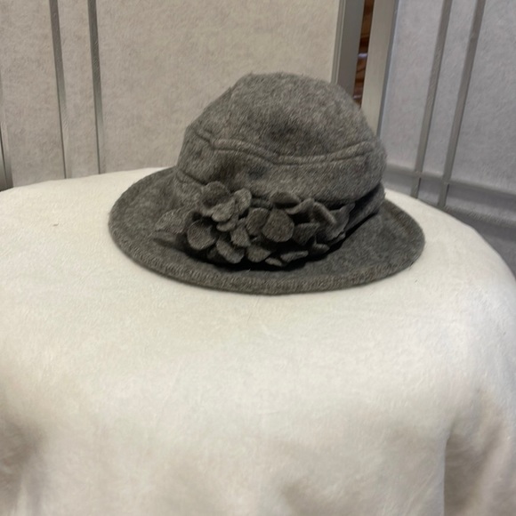GRAY Wool Hat with flowers - Picture 1 of 4